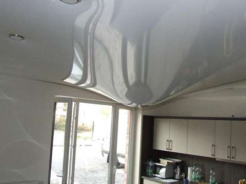 Как спасти потолок: Полное руководство по профессиональному ремонту натяжных потолков